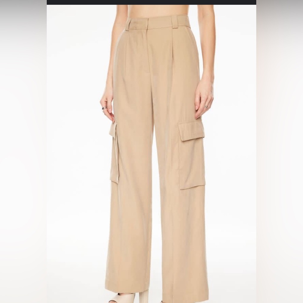 Dynamite “Gemma” Hi-Rise Wide Leg Cargo Pants size 8 in Tan/Beige